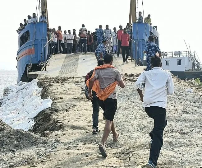 Bhagalpur Teacher Daily Ferry Struggle After Vikramshila Bridge Closure (1)