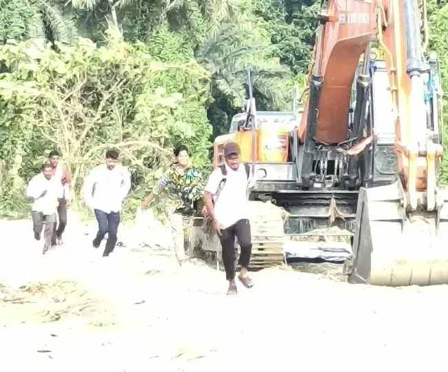 Bhagalpur Teacher Daily Ferry Struggle After Vikramshila Bridge Closure (2)