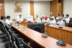 उपायुक्त हेमंत सती की अध्यक्षता में राजनीतिक दलों के प्रतिनिधियों के साथ बैठक। फोटो जागरण