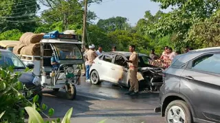 प्रयागराज-मीरजापुर मार्ग पर नैनी में आग से जली कार। जागरण