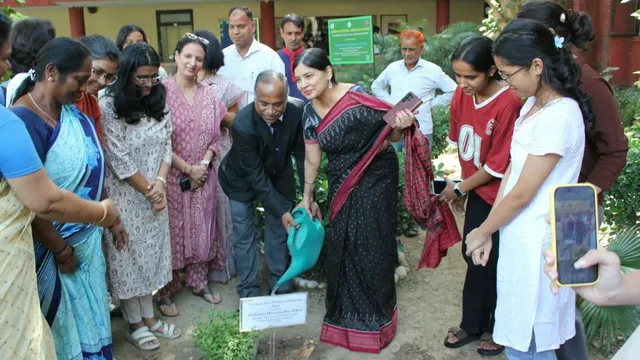 दिल्ली के मिरांडा हाउस कॉलेज में खुला भारत का पहला कार्बन गार्डन, प्रदूषण से लड़ने में करेगा मदद
