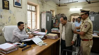 छपरा में घूसखोर बाबू गिरफ्तार, नगर आयुक्त को थमाया 10 हजार का लिफाफा; सीधे पहुंचे हवालात (AI Generated Image)