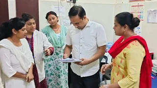 जिला संयुक्त चिकित्सालय महराजगंज में रजिस्टरों की जांच करते जिलाधिकारी गौरव सिंह सोगरवाल। सौ. सूचना विभाग