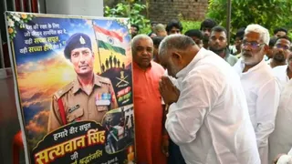 गहिला-दुधैला गांव में सूबेदार सत्यवान सिंह को श्रद्धांजलि देते मंत्री दयाशंकर सिंह, स्वतंत्र देव सिंह व एमएलसी डाॅ. धर्मेंद्र सिंह। जागरण