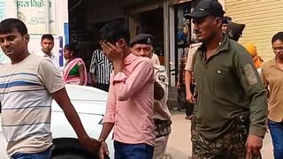 पश्चिम चंपारण में पुलिस की गिरफ्त में आरोपित।