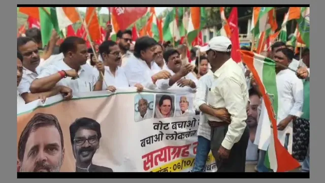 गिरिडीह में वोट चोरी के खिलाफ निकले थे सत्याग्रह करने, आपस में ही भिड़े कांग्रेसी; बीच सड़क पर कॉलर पकड़ा-पकड़ी 
