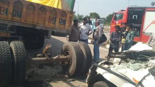 भावनगर में ट्रेलर से टकराई बोलेरो (जागरण)