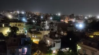 रात में रोशनी से जगमगाता हरनीचक मोहल्ला। जागरण