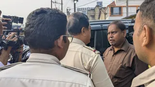 रेजीनगर में मतदान के बीच हिरासत में लिए गए AJUP प्रमुख हुमायूं कबीर(फोटो: पीटीआई)