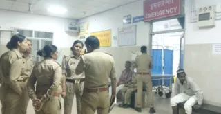 कांशीराम अस्पताल में रोते बिलखते स्वजन और मौजूद पुलिस बल। - जागरण