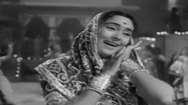 58 सालों से Lata Mangeshkar के इस गीत पर 'गरबा' कर रही हैं महिलाएं, Nutan पर फिल्माया गया था कल्ट गाना