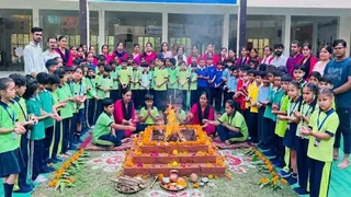मुजफ्फरनगर के सेंट जेवियर्स ग्लोबल स्कूल रहकडा में विशेष हवन में कैप्टन स्मित मच्छर के शीघ्र स्वास्थ्य लाभ और दीर्घायु की कामना को लेकर आहुति देते छात्र एवं शिक्षक। जागरण