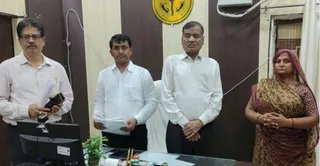 खंड विकास अधिकारी बिधूना के कार्यालय में सीडीओ राम कृपाल चौधरी के पास खड़ी मैनपुरी जनपद निवासी संगम। सौ. अधिकारी