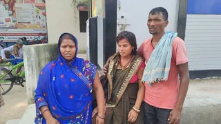 मृत भ्रूण लेकर सदर अस्पताल पहुंची प्रसूता के साथ उसके माता-पिता। सौ. स्वयं