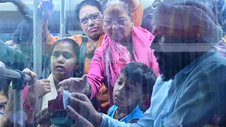 आइटीओ के समीप विकास मार्ग डीटीसी बस में इटीएम मशीन में पिंक कार्ड स्कैन कराने के लिए भीड़ में जददोजहद करती महिलाएं। जागरण