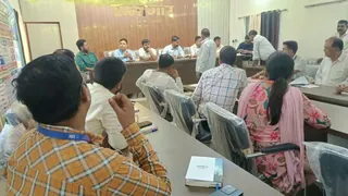 PM Surya Ghar Yojana Bhagalpur : पीरपैंती ट्रायसम भवन में पीएम सूर्य घर मुफ्त बिजली योजना की समीक्षा बैठक करते बीडीओ अभिमन्यु कुमार व उपस्थित अधिकारी