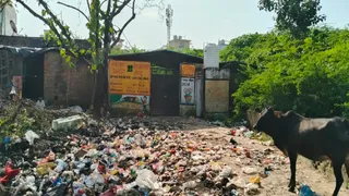 प्रयागराज-कौशांबी स्थित उमरपुर नींवा में ग्राम पंचायत का बंद कूड़ा प्रबंधन केंद्र, इसके बाहर फैला कचरा। जागरण