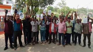 दरभंगा जिले के बिरौल में विरोध प्रदर्शन करते स्थानीय लोग।