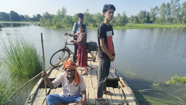 सई में बाढ़ से बरचंदा गांव बना टापू, नाव से स्कूल जा रहे बच्चे; अस्पताल और बाजार पहुंचने में भी भारी जोखिम
