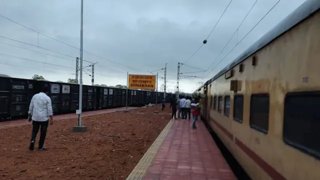 हाथियों ने 19 ट्रेनों की रफ्तार पर लगाया ब्रेक, ओडिशा में 2 स्टेशनों के बीच पर 12 घंटे तक धीमी गति से आवाजाही 
