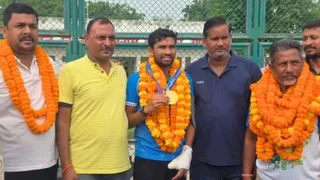 सैदपुर : करमपुर स्टेडियम में एशियन गेम्स में स्वर्ण पदक जीतने वाले राजकुमार पाल का स्वागत करते स्टेडियम के लोग और खिलाड़ी।