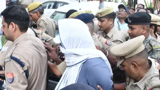 उमेश पाल के हत्यारोपित इनामी शूटर अरमान बिहारी को सोमवार को प्रयागराज की कोर्ट में पेशी के लिए ले जाते पुलिसकर्मी। जागरण आर्काइव