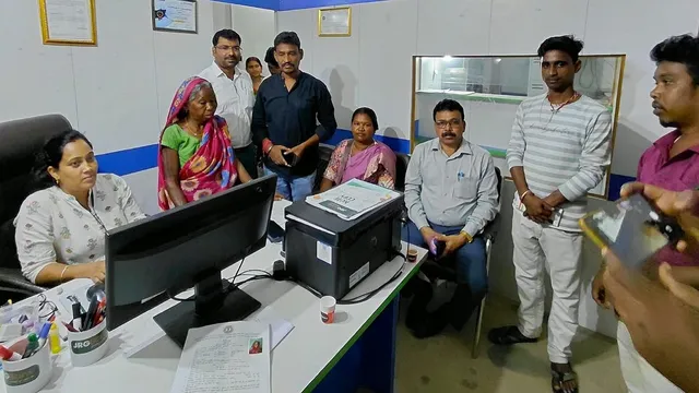 पेंशन के लिए बैंक नहीं पहुंच पा रही थीं सावित्री, खुद घर पहुंचे Jamtara BDO; वाहन से Bank ले जाकर खुलवाया खाता
