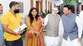 24 सितंबर को दिल्ली में भाजपा प्रदेश अध्यक्ष से मुलाकात के दौरान झारखंड के राज्यपाल संतोष गंगवार और श्रुति गंगवार। स्रोत इंटरनेट मीडिया