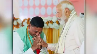 प्रधानमंत्री नरेन्द्र मोदी के साथ पूर्व भाजपा सांसद धर्मेंद्र कश्यप इंटरनेट मीडिया