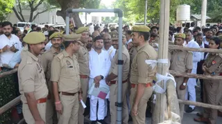 आगरा:कमिश्नरी में नामांकन के चलते तैनात पुलिस फोर्स। जागरण