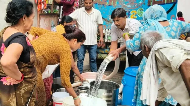 आगरा में 3 लाख घरों में पानी का संकट: बल्केश्वर और यमुनापार में जलापूर्ति बाधित, विभाग ने भेजे टैंकर
