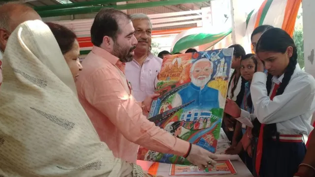 पुरस्कार सूची से बाहर थी पेंटिंग, यूपी में राज्यमत्री ने देखते ही तारीफ की तो फफक कर रो पड़ी छात्रा

