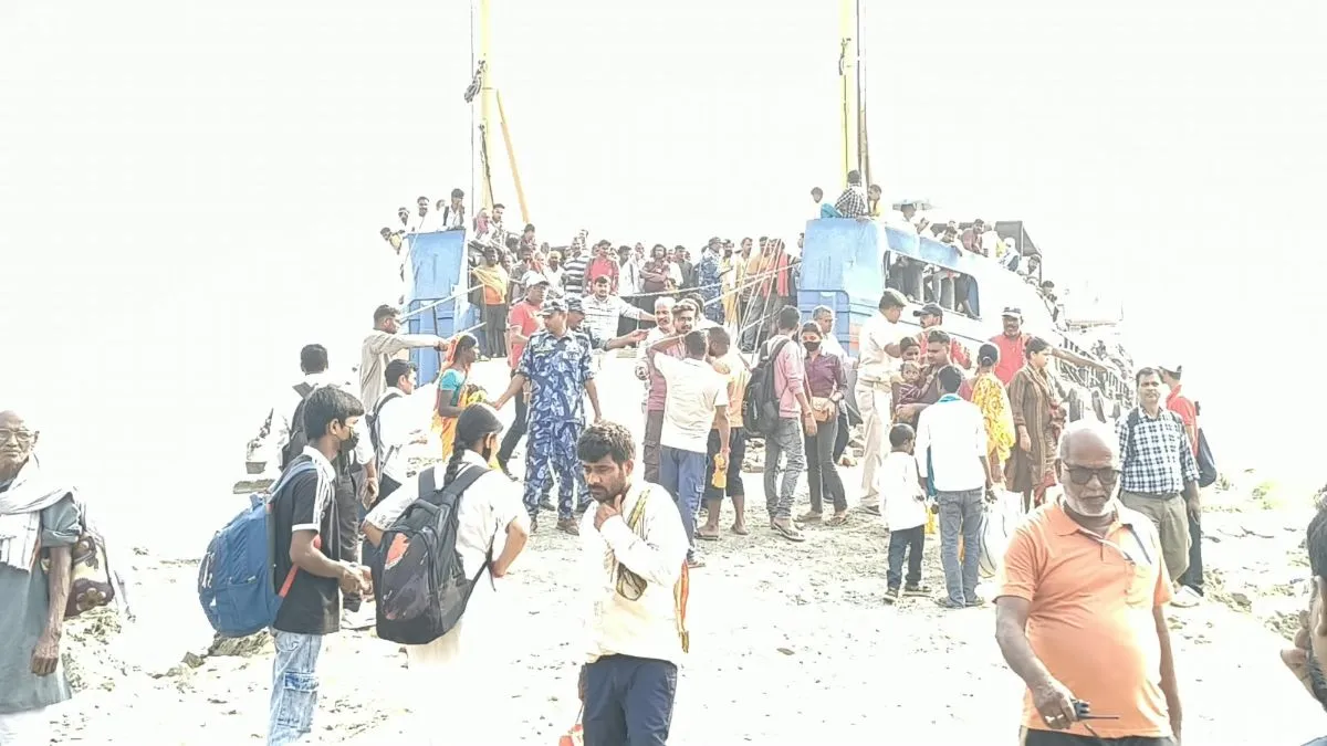 bhagalpur ferry woes strangers find kinship at biada ghat (4)