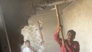 शक्तिनगर में मकानों के ध्वस्तीकरण की कार्रवाई करते निगम कर्मी। फोटो- एमसीडी