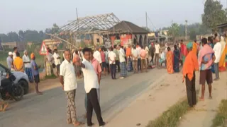 आक्रोशित ग्रामीणों ने हफुआ में सड़क जाम कर दिया।