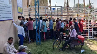 स्टेडियम के टिकट काउंटर पर सुबह 9 बजे से बिक्री, पांच बजे से कतार।