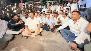 धरने पर बैठे जीतू पटवारी व उमंग सिंघार समेत अन्य। (फोटो- जागरण)