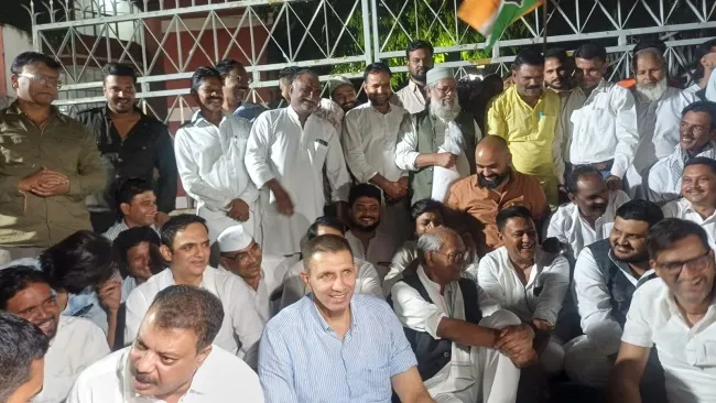 congress dharna in EC 214413