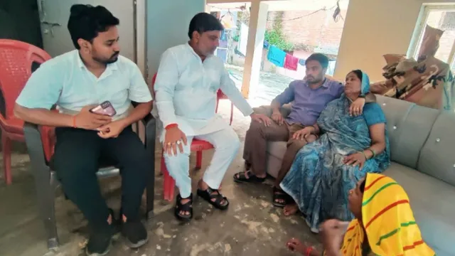 देवरिया में तीसरे दिन भी नहीं थमीं सिसकियां, सांत्वना देने वालों का लगा तांता
