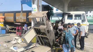 सूरजकुंड में बीपीसीएल के सीएनजी पेट्रोल पंप पर सीएनजी भरवाते हुए एक डंपर का सिलेंडर फट गया। जागरण
