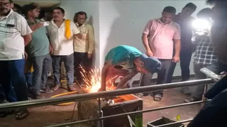 1880-1920 ई. के आठ चांदी व 41 तांबे के पुराने सिक्के बरामद।