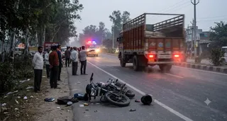 हापुड़ में ट्रक की टक्कर से बाइक सवार महिला की उपचार के दौरान मौत, बेटा घायल ( एआई इमेज जेनरेटेड )