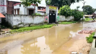 बाढ़ के कारण जनजीवन अस्त-व्यस्त।