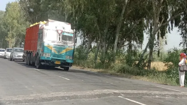 हांसी-जींद मार्ग पर अज्ञात स्पीड ब्रेकर से बाइक सवार गंभीर घायल, ग्रामीणों ने की कार्रवाई की मांग
