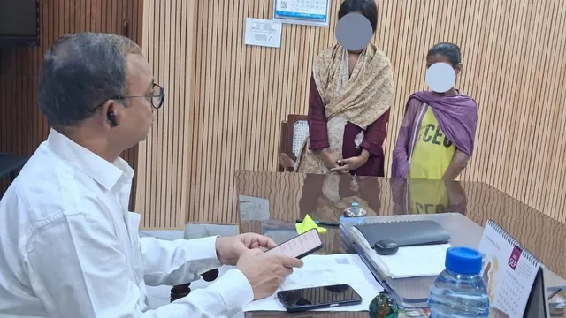 दो वक्त की रोटी के लिए परेशान 3 बहनें: माता-पिता की मौत के बाद खाने का संकट, गुहार सुनकर भावुक हुए हाथरस के अफसर