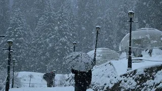 कश्मीर में पहाड़ों पर बर्फबारी और निचले इलाकों में बारिश। (फाइल फोटो)