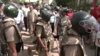मौके पर जमा पुलिसकर्मी व लोगों की भीड़। (वीडियो ग्रैब)