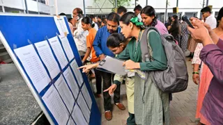 दशहरा की छुट्टियों का उल्लंघन करने वाले निजी स्कूलों पर कार्रवाई की मांग (सांकेतिक तस्वीर)
