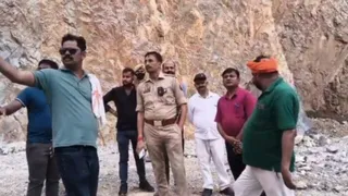 सोनभद्र खदान में कथित हादसे की खबर, मीडिया से झड़प और अधिकारियों की जांच।