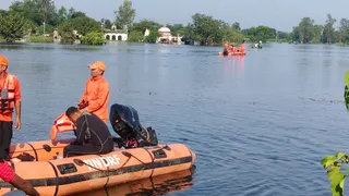 NDRF की टीम युवक की तलाश कर रही है।